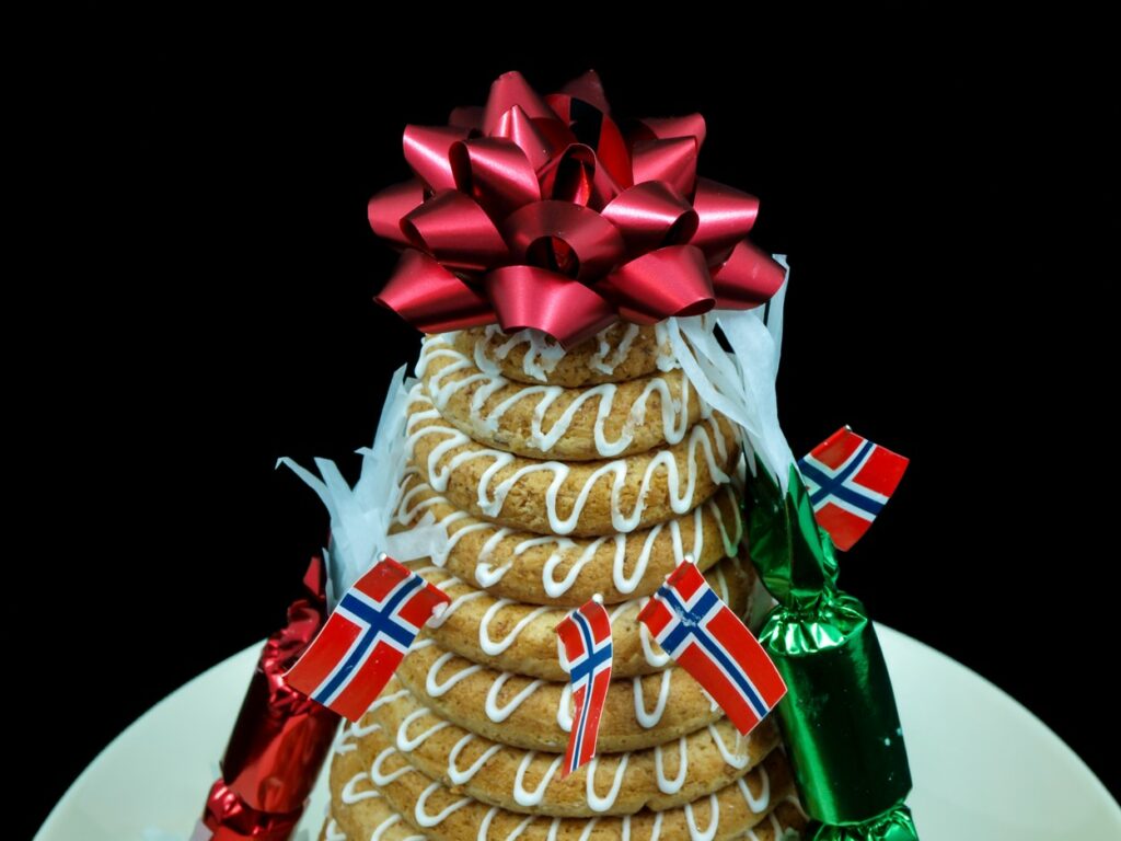 Egy nagy kransekake torony szilveszterre díszítve
