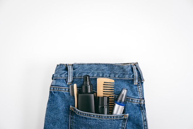 Férfi ápolókészlet kozmetikumok és ápolóeszközök férfi kozmetikumokhoz kék farmer farmer zsebében | Prémium fotó