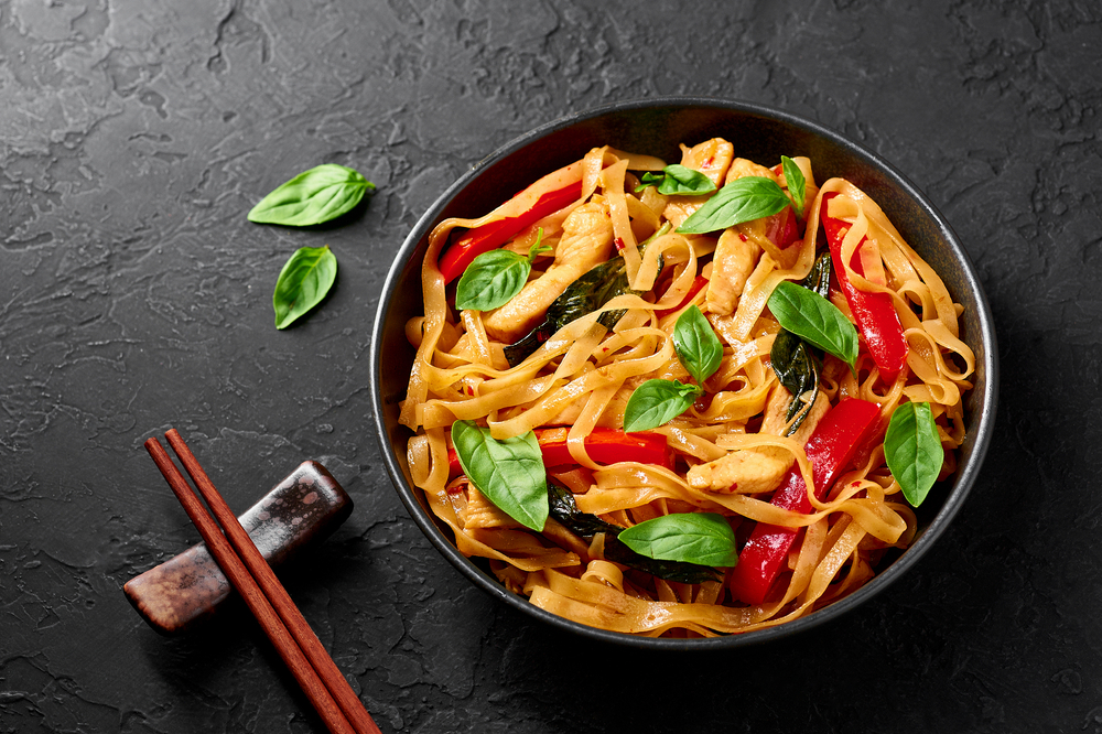 Pad thai tészta egy fekete tálban
