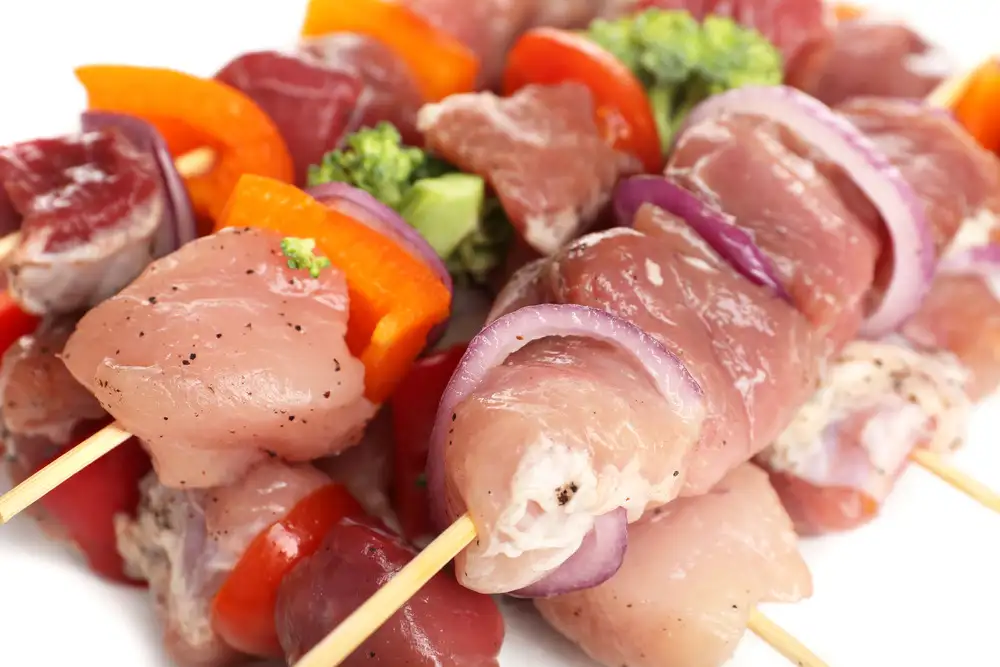 A hűtőszekrényből kivéve hagyott friss kebab alig több mint két órán át megőrzi frissességét.