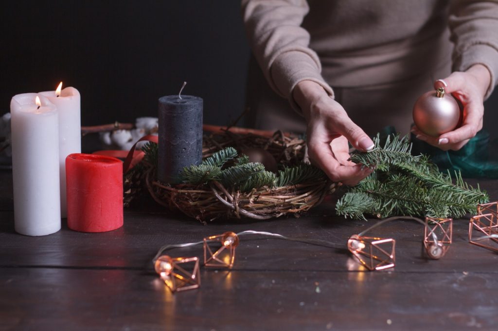 Így készíts adventi koszorút: tudd meg, mit jelent a négy gyertya ebben a hagyományos dekorációban!