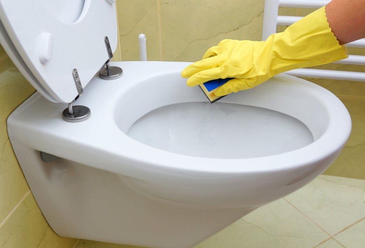 A WC-csészén lévő dugulások és sárga lerakódások eltűnnek: már két kanál só is megteszi a hatását. Eltűnnek a dugulások és a sárga lerakódások a vécécsészén: már két kanál só is segíthet