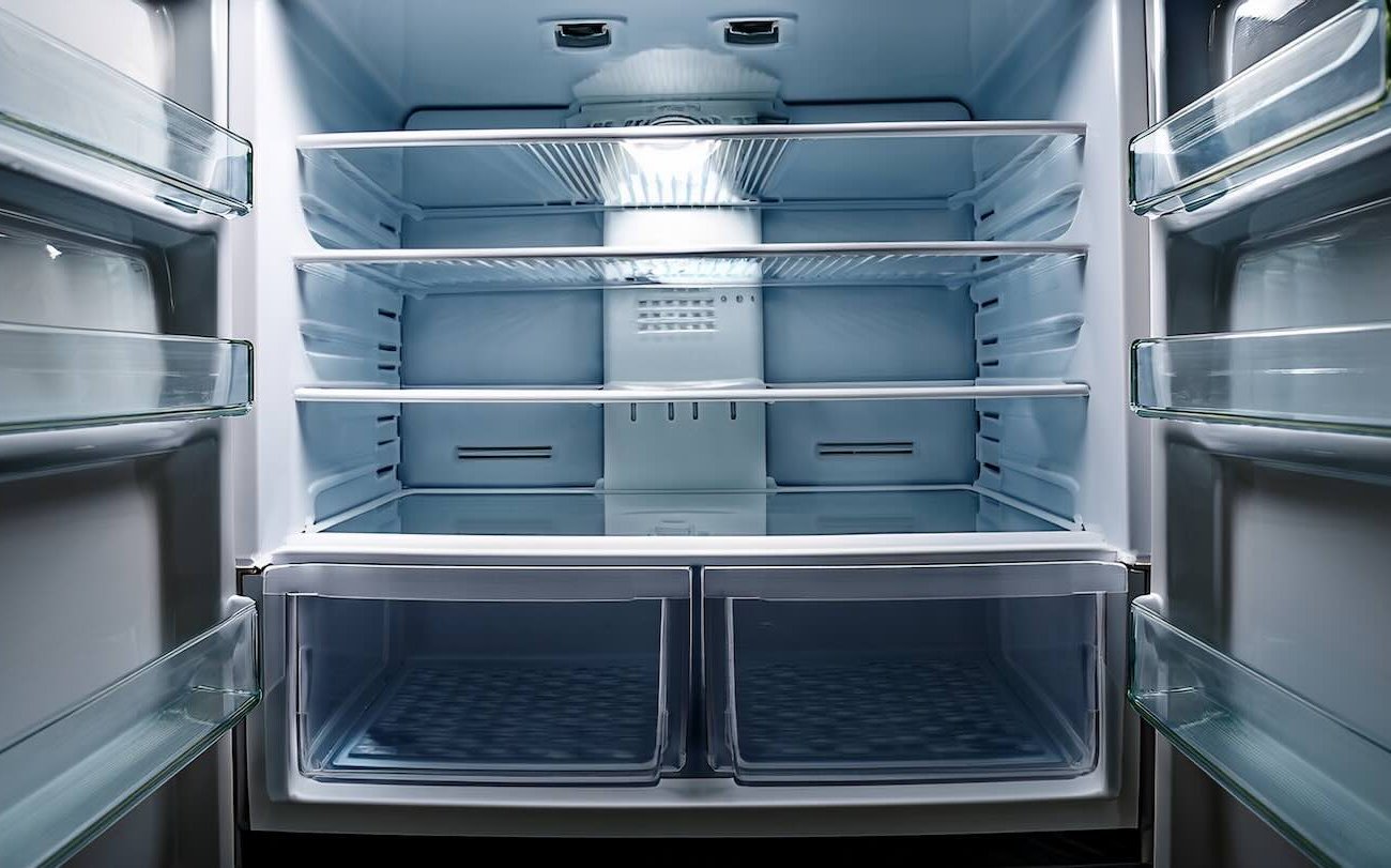 Csillogóan tiszta lesz a hűtőszekrényed: Teljes takarítási szabályok a maximális tisztaságért A hűtőszekrény szikrázóan tiszta lesz: Teljes takarítási szabályok a maximális tisztaságért