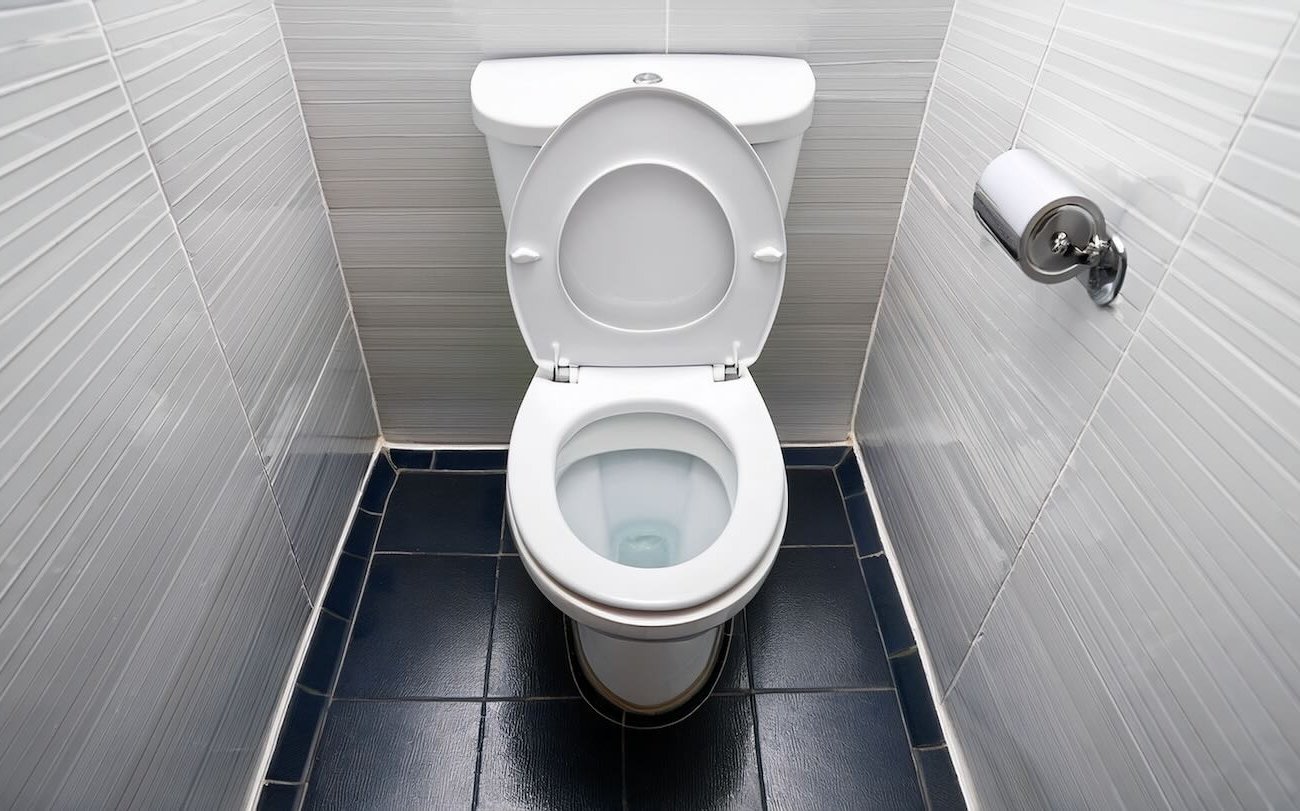 Felejtse el a sárga csíkokat a WC-kagyló felületén: egy házi szer visszaállítja a szaniterek eredeti megjelenését. Felejtse el a sárga csíkokat a WC-csészén: házi szerekkel visszaadhatja az eredeti állapotát a szanitereknek.