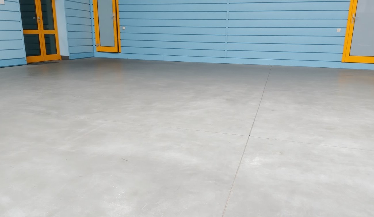 Hogyan lehet megszabadulni a portól a betongarázspadlón: egyszerű impregnálás extra költségek nélkül Hogyan lehet megszabadulni a portól a betongarázspadlón: egyszerű impregnálás extra költségek nélkül