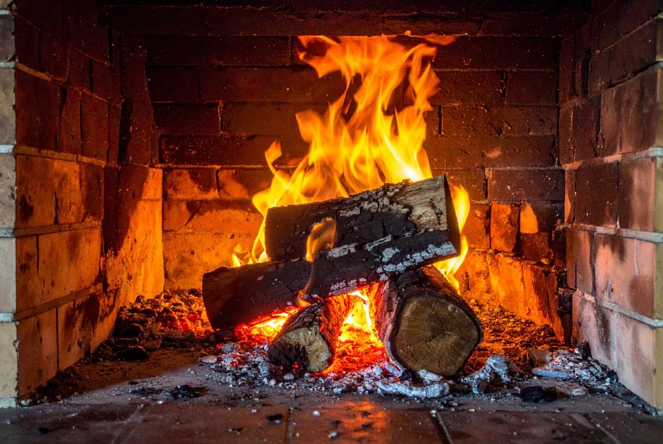 A kémény már nem tömődött el a koromtól: csak durva sót adjon a tűzifához A kémény már nem tömődött el a koromtól: csak durva sót adjon a tűzifához